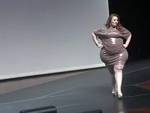 Sexy MILF arriver st ...